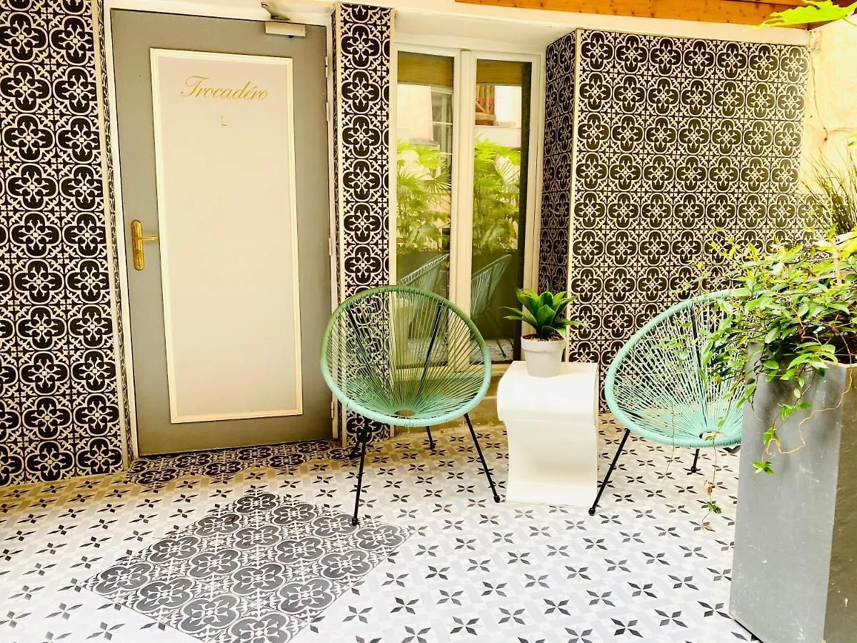 *** Hotel Hôtel Clairefontaine Paris França